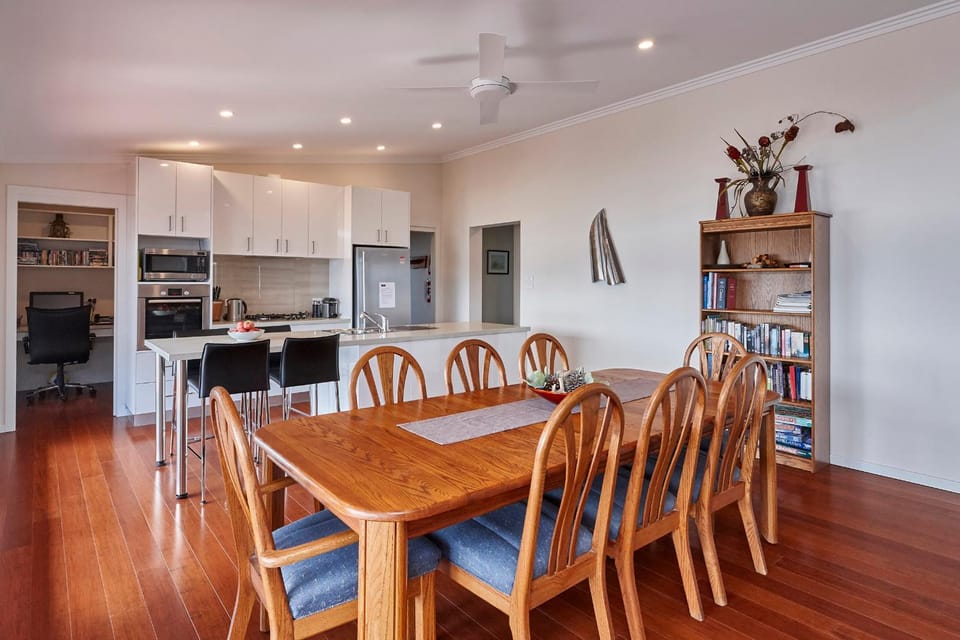 Property building, Lounge or bar, Dining area