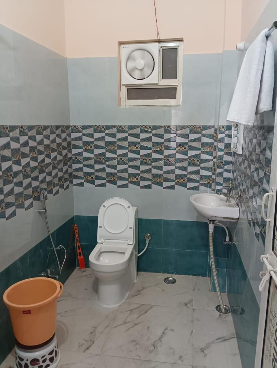 Shower, Toilet, Bathroom, bidet, towels