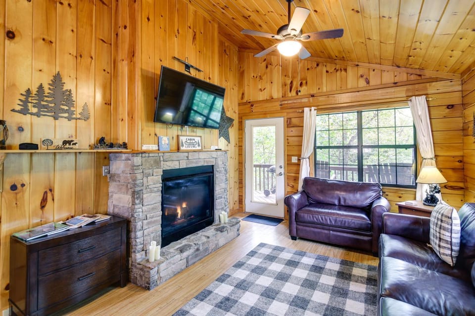 Tennessee Cabin w/ Balcony, Hot Tub & Pool Access! Cabin in Sevier County