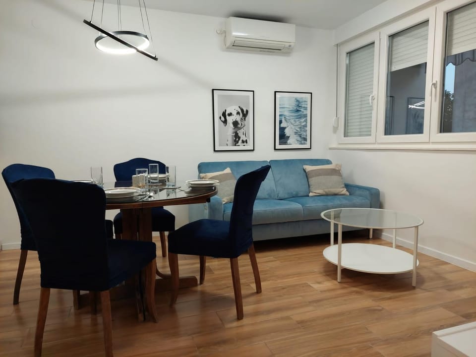Living room, Seating area, Dining area, fireplace