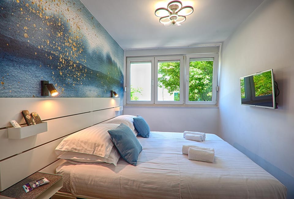 Bed, TV and multimedia, Photo of the whole room, Bedroom