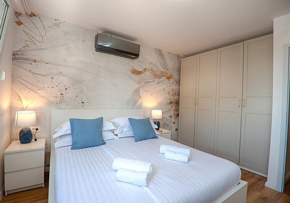 Bed, Bedroom, wardrobe, air conditioner