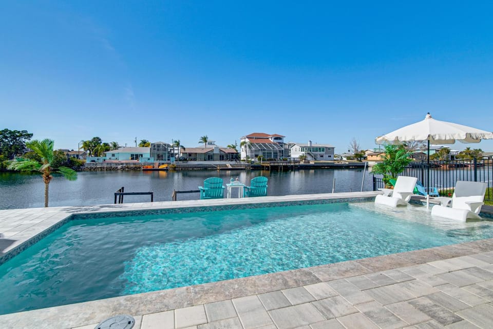 Private Pool & Dock: Old Florida Waterfront Home House in Hernando Beach