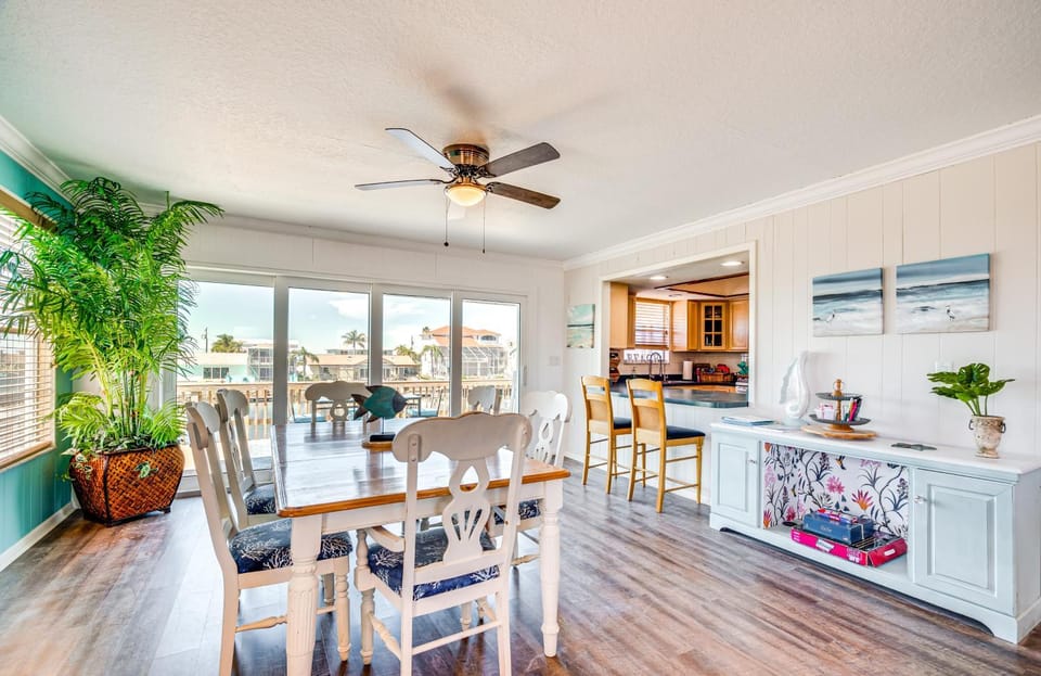 Private Pool & Dock: Old Florida Waterfront Home House in Hernando Beach