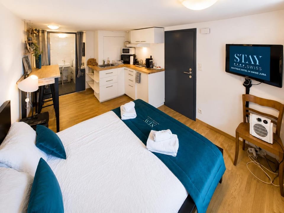 Bedroom, kitchen