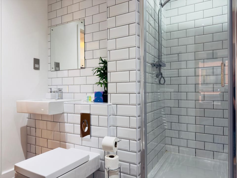 Shower, Toilet, Bathroom, towels