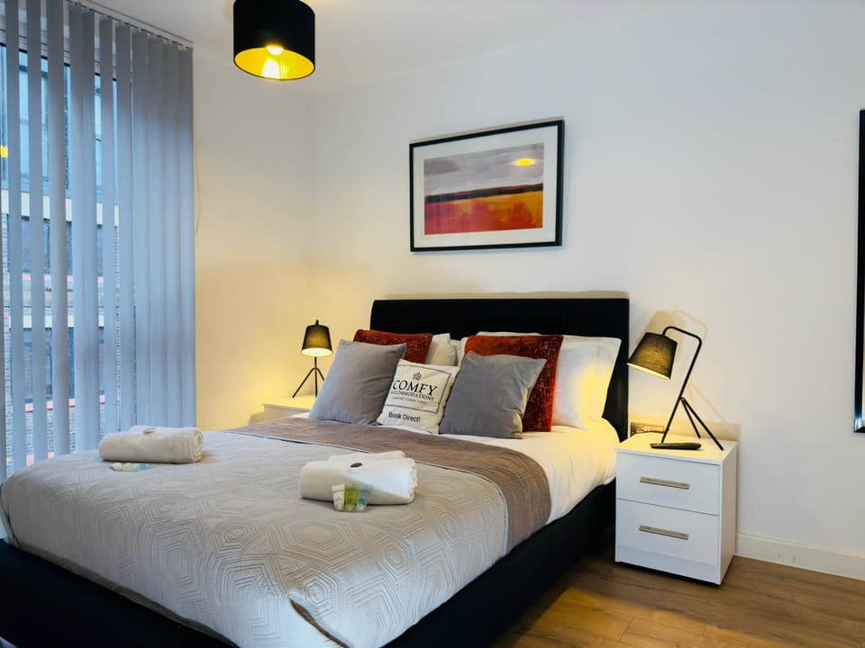 Bed, TV and multimedia, Bedroom