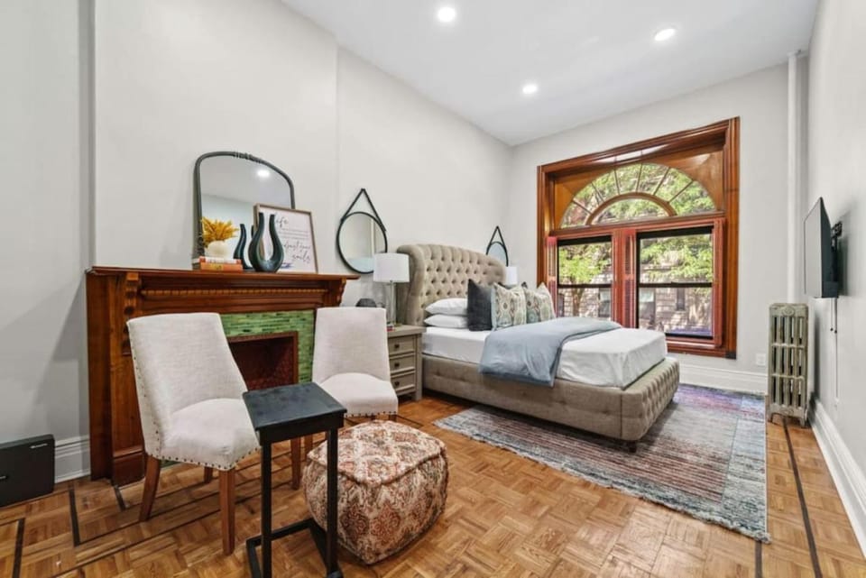 Bed, Photo of the whole room, Seating area, Bedroom