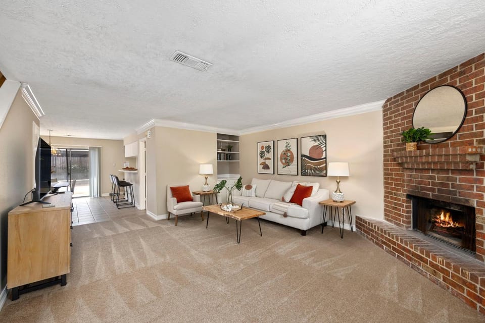 TV and multimedia, Living room, Seating area, Evening entertainment