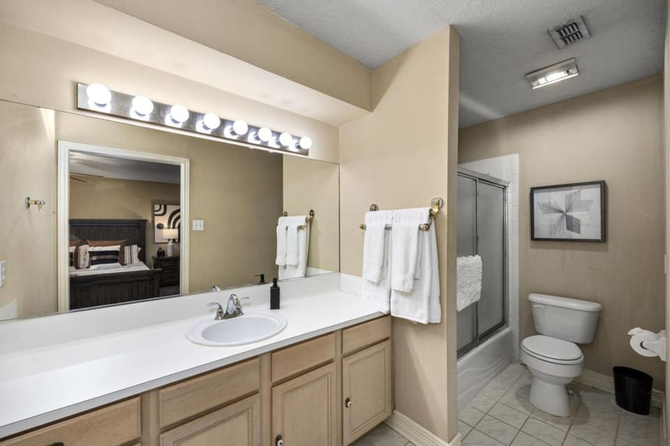 Modern Montrose 2BR Townhome Sleeps 10 with Gated Parking House in Harris County