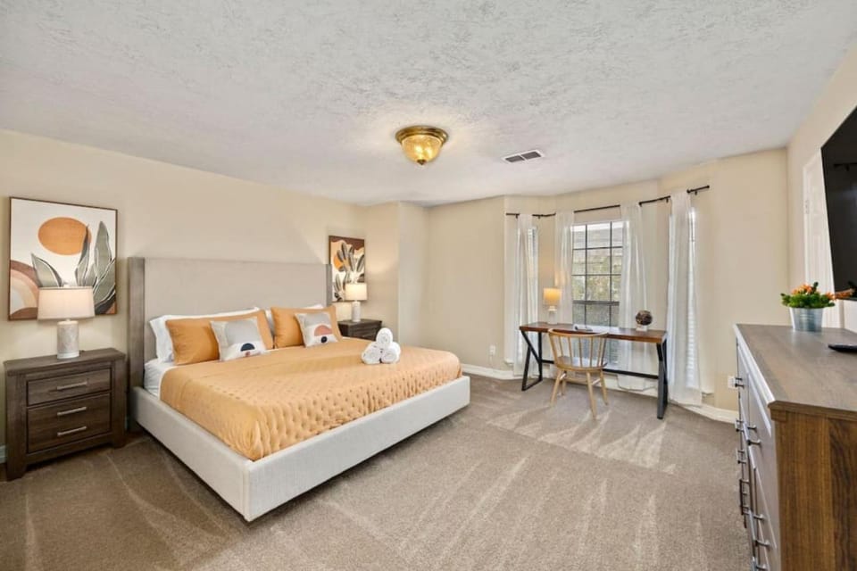 Bed, TV and multimedia, Photo of the whole room, Bedroom