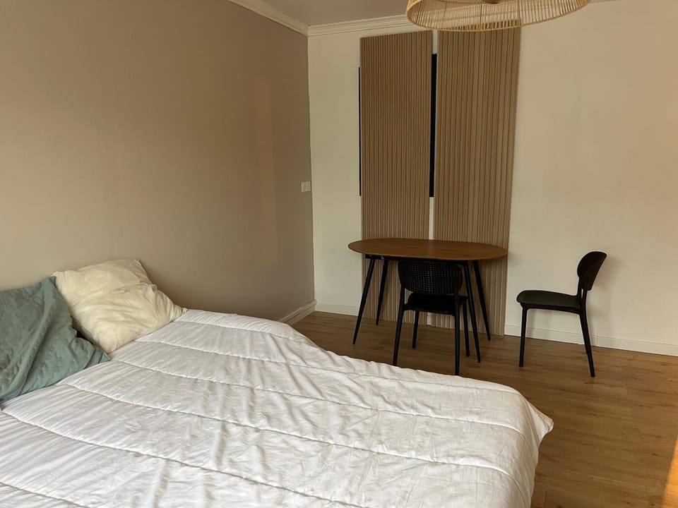 CHAMBRE PRIVEE ESPACE COMMUNS PARTAGES proche sentiers CONLEAU Vacation rental in Séné