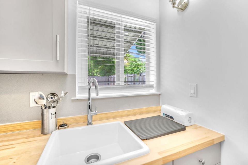 Blue Wave Bungalow - 1 1 - Stylish House in Dania Beach