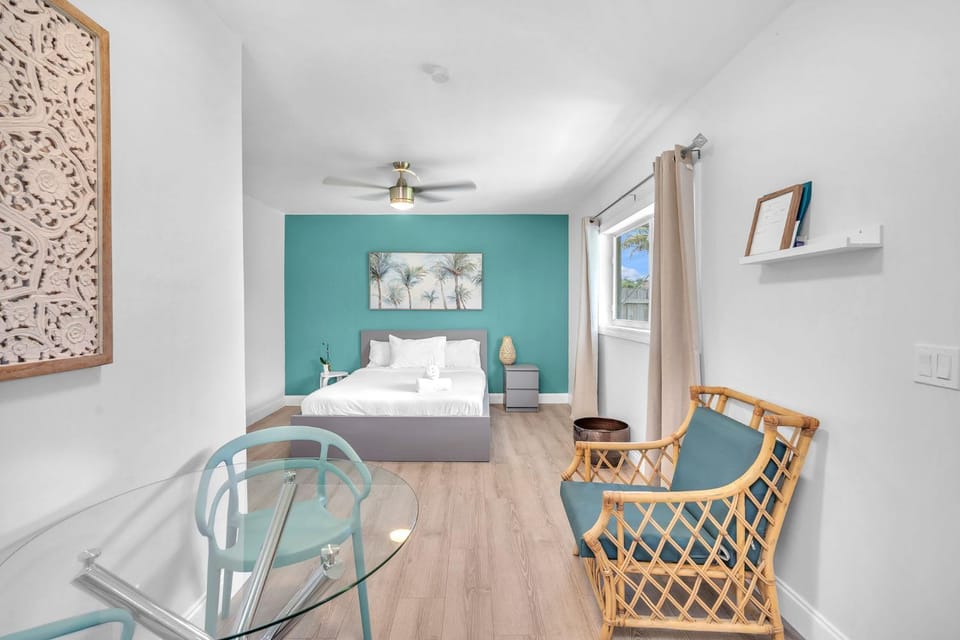Blue Wave Bungalow - 1 1 - Stylish House in Dania Beach
