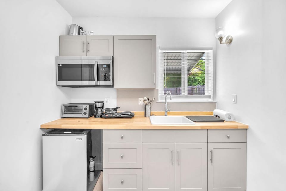 Blue Wave Bungalow - 1 1 - Stylish House in Dania Beach