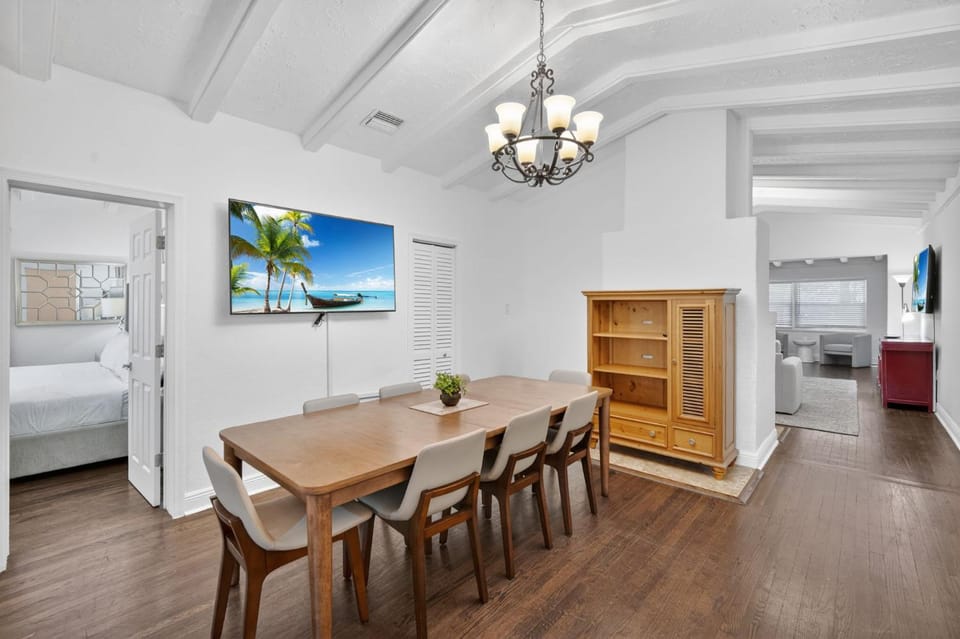Casa Santorini - Chic 4 2 near Grove & Brickell House in Coconut Grove