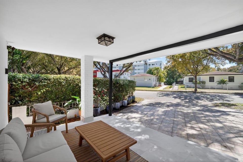 Casa Santorini - Chic 4 2 near Grove & Brickell House in Coconut Grove