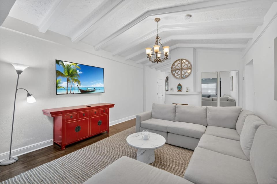 Casa Santorini - Chic 4 2 near Grove & Brickell House in Coconut Grove