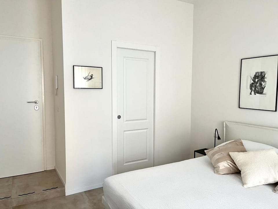 Bed, Photo of the whole room, Inner courtyard view