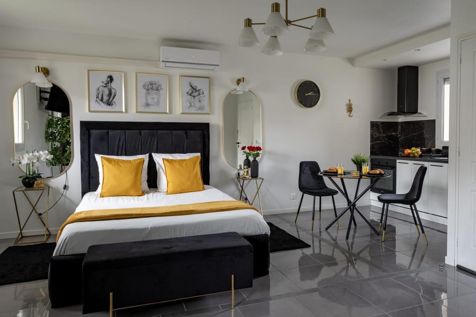 Bed, Photo of the whole room, Dining area, air conditioner