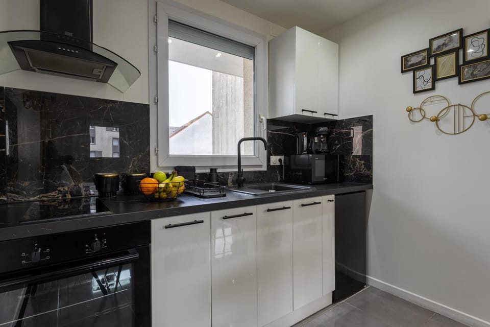 Coffee/tea facilities, Kitchen or kitchenette, stove