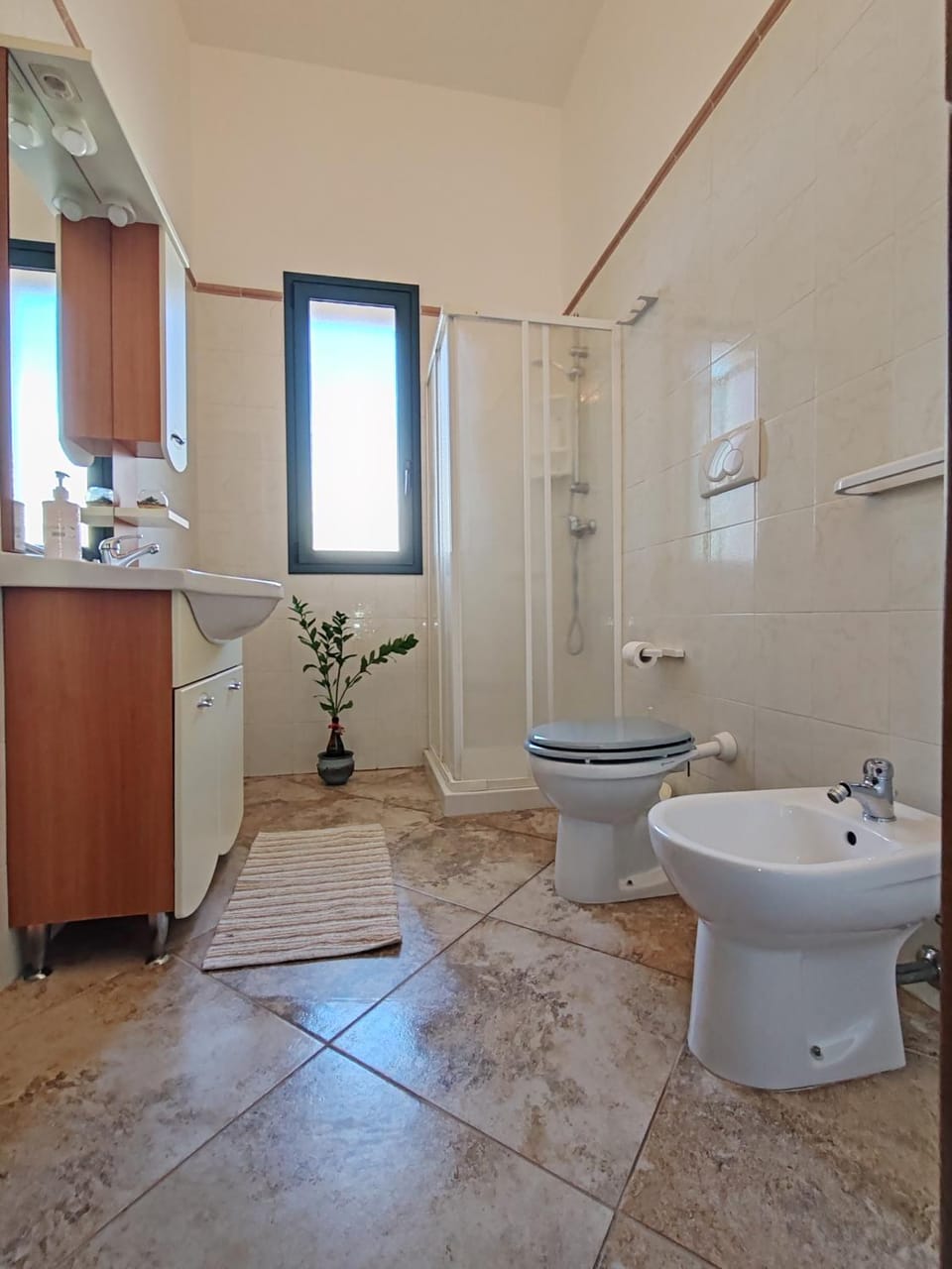 Shower, Toilet, Restaurant/places to eat, Bathroom, Breakfast, bidet