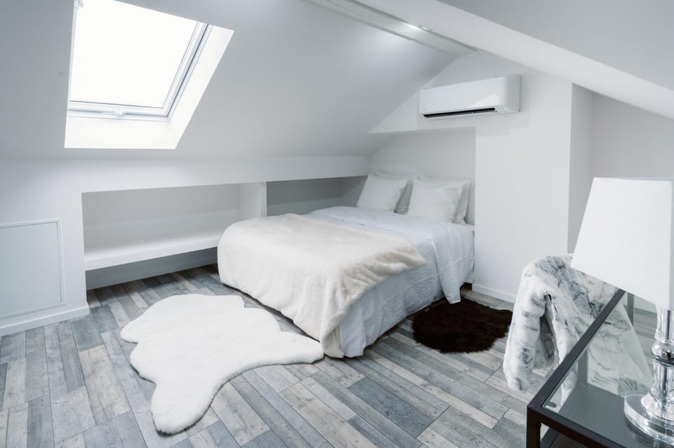 Bed, Decorative detail, Seating area