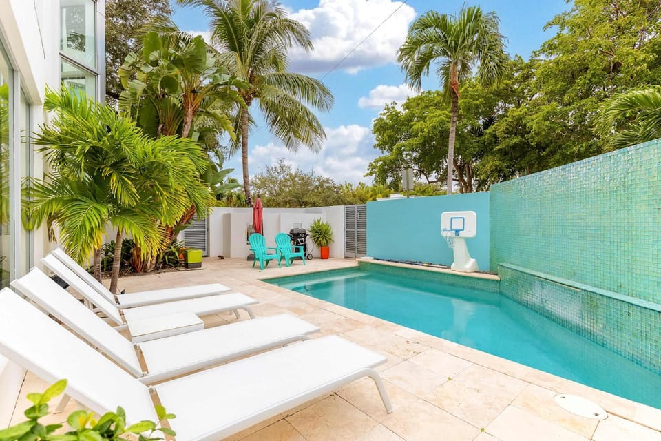 Patio, Day, Pool view, Swimming pool, sunbed