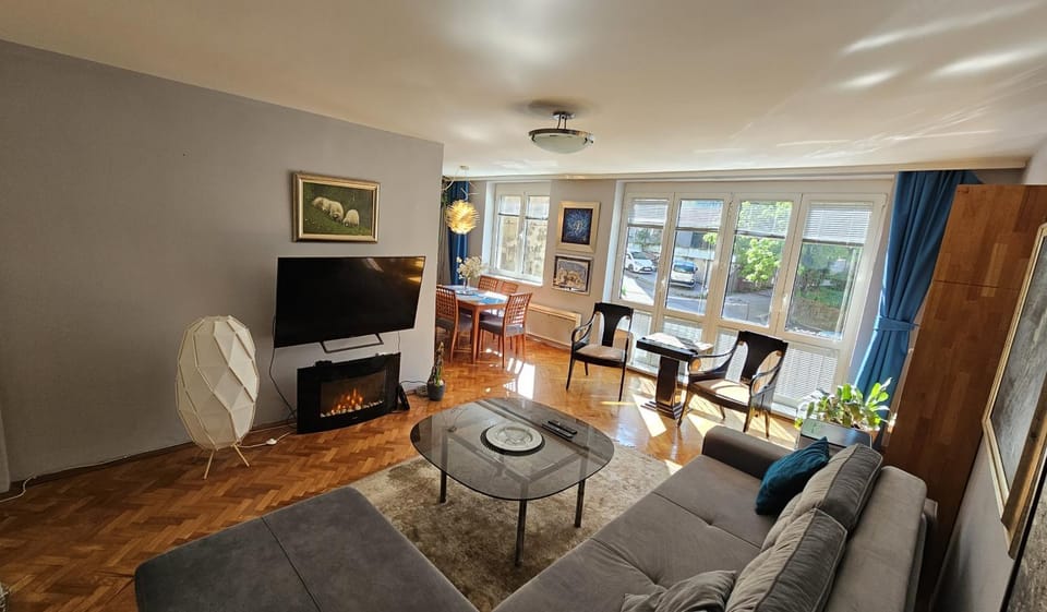 Communal lounge/ TV room, TV and multimedia, Living room, Seating area