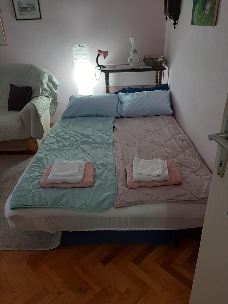 Bed, Living room, Bedroom, towels