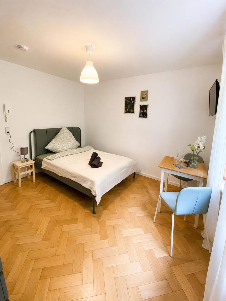 Bed, Photo of the whole room, Seating area, Bedroom