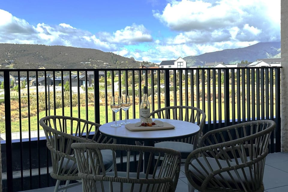 Majestic Mountain-View Retreat Apartment in Wanaka