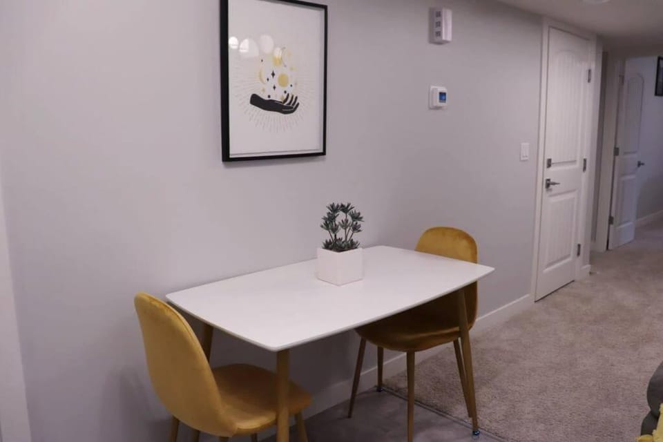 Deluxe 2 bedroom suite with*Netflix/Cable/Prime House in Edmonton