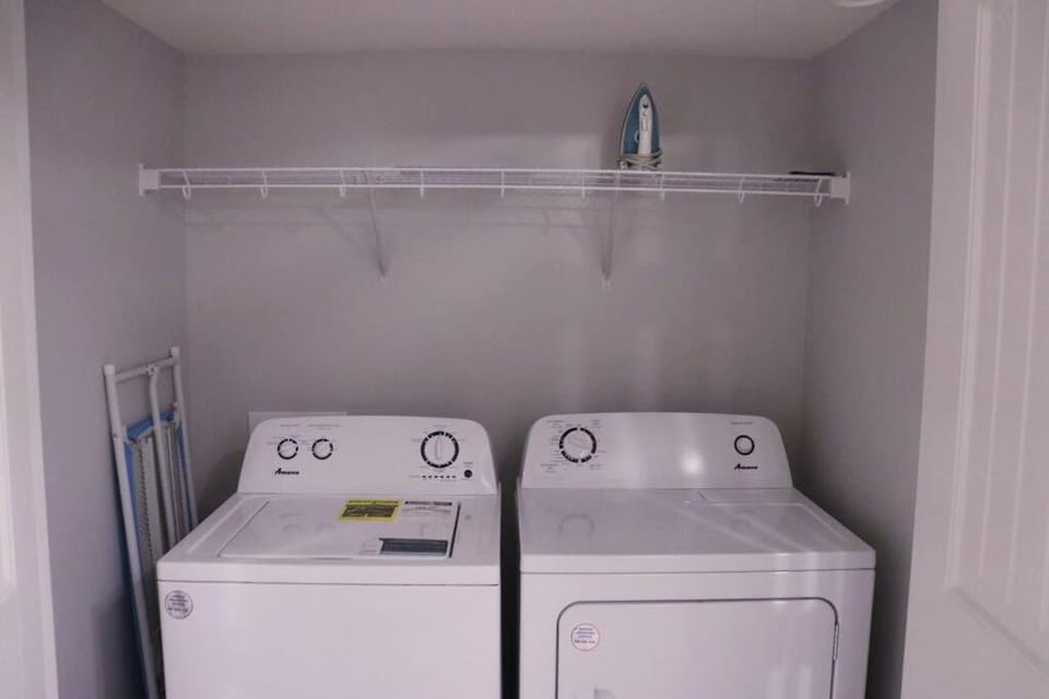 Deluxe 2 bedroom suite with*Netflix/Cable/Prime House in Edmonton