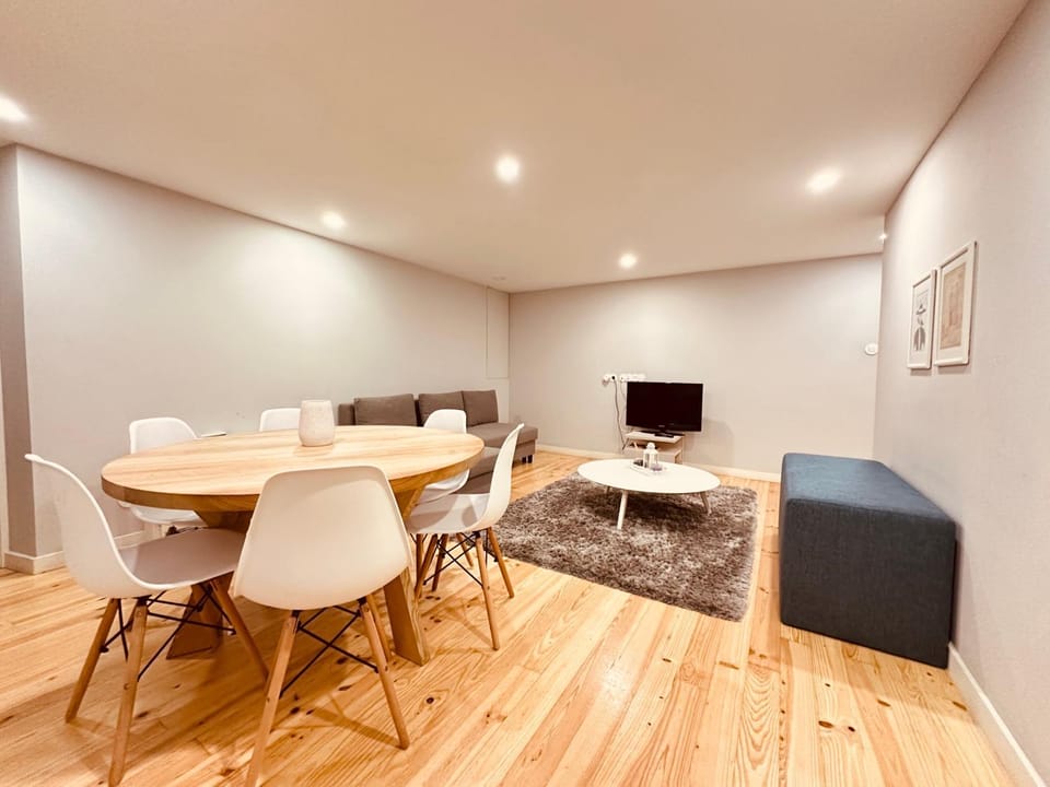 TV and multimedia, Living room, Seating area, Dining area