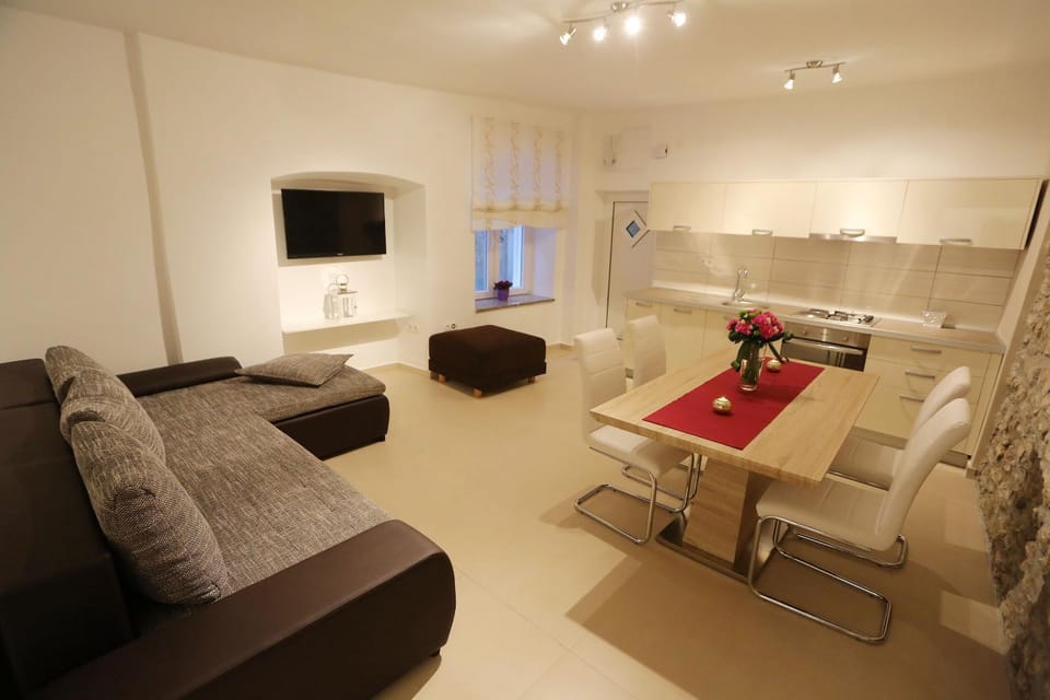 Kitchen or kitchenette, Dining area, Bedroom