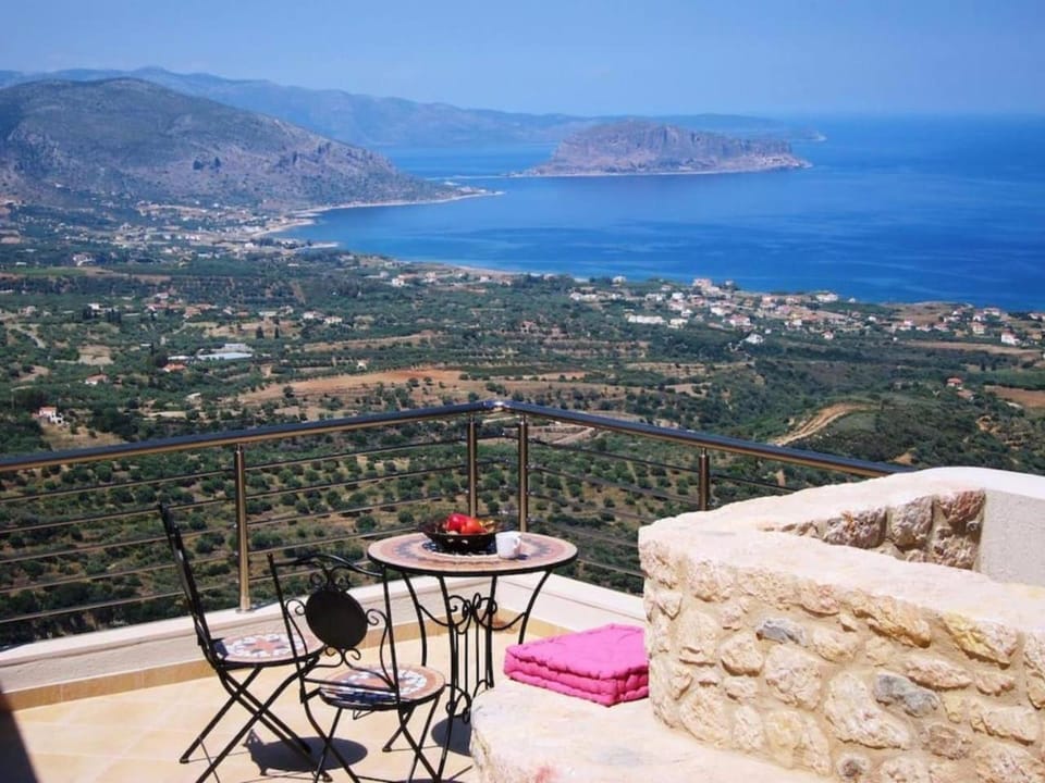 Natural landscape, View (from property/room), Balcony/Terrace, Seating area, Dining area, Mountain view, Sea view