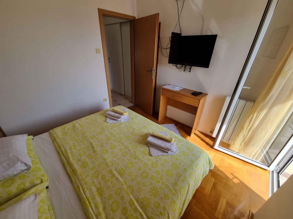 Bed, TV and multimedia, Bedroom