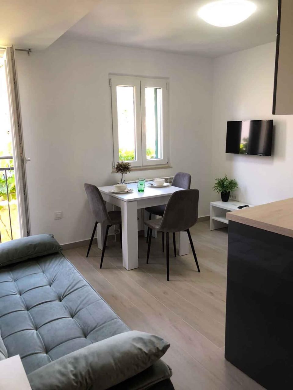 TV and multimedia, Living room, Seating area, Dining area