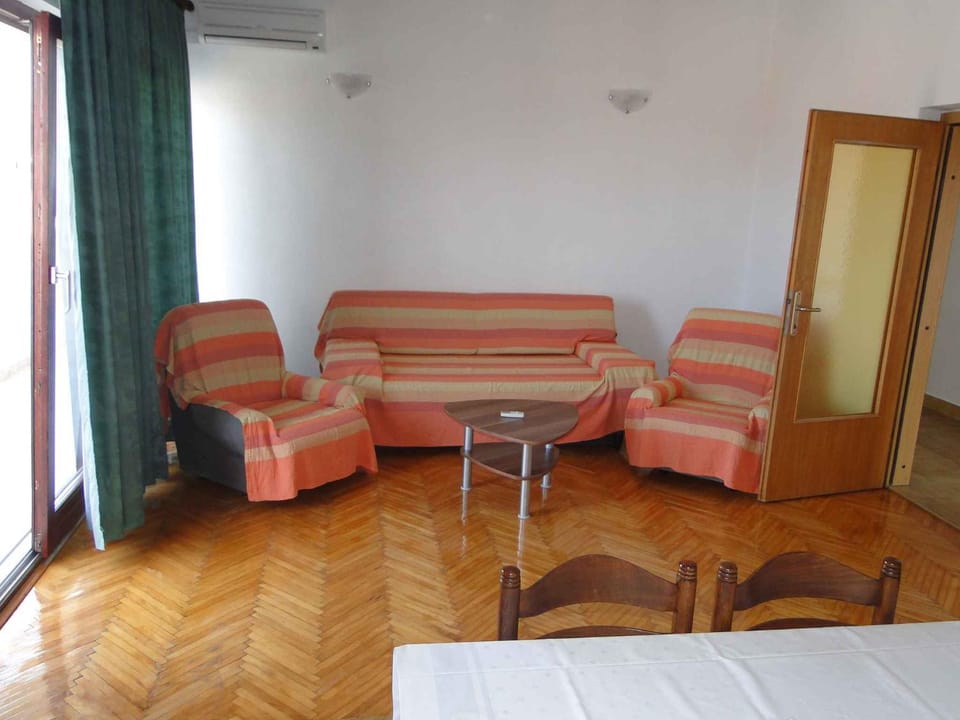 Living room, Seating area, Dining area, air conditioner