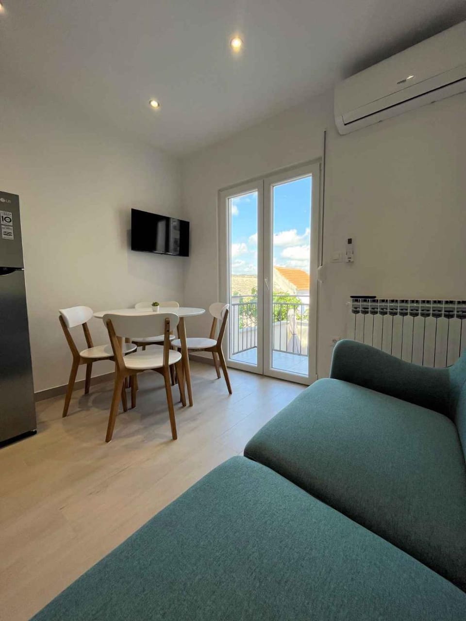 TV and multimedia, Lounge or bar, Dining area, air conditioner
