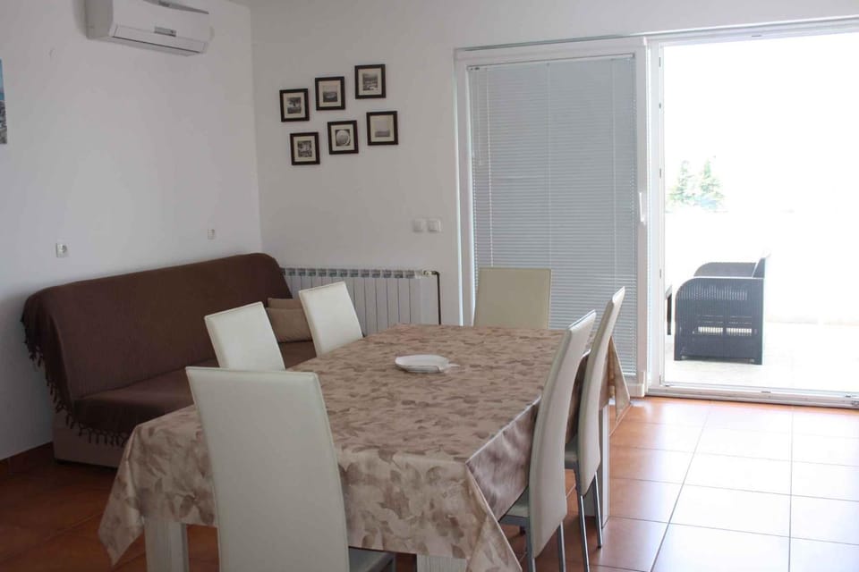 Living room, Seating area, Dining area, air conditioner