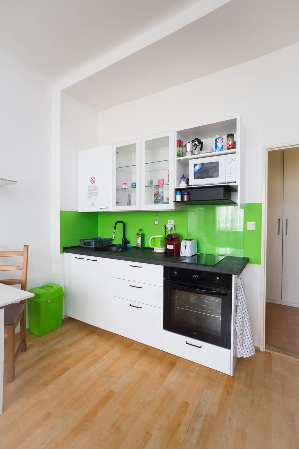 Coffee/tea facilities, Kitchen or kitchenette, oven, stove, toaster