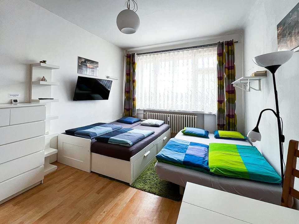 Bed, TV and multimedia, Photo of the whole room