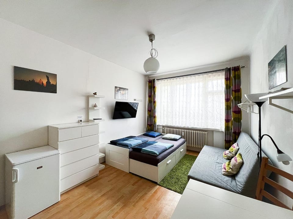 Bed, TV and multimedia, Living room, Photo of the whole room, Seating area