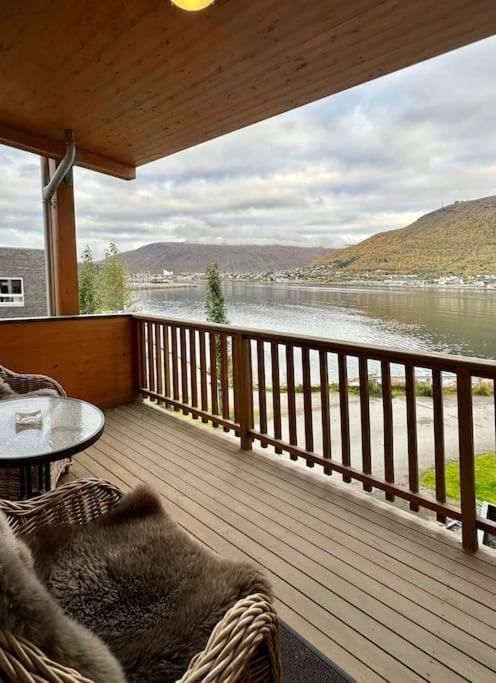 Leilighet ved havet med utsikt over Tromsøysundet. Apartment in Tromso