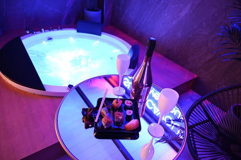 Hot Tub, Hot Tub, Food and drinks, Food, Pool view, Swimming pool, Drinks, Alcoholic drinks