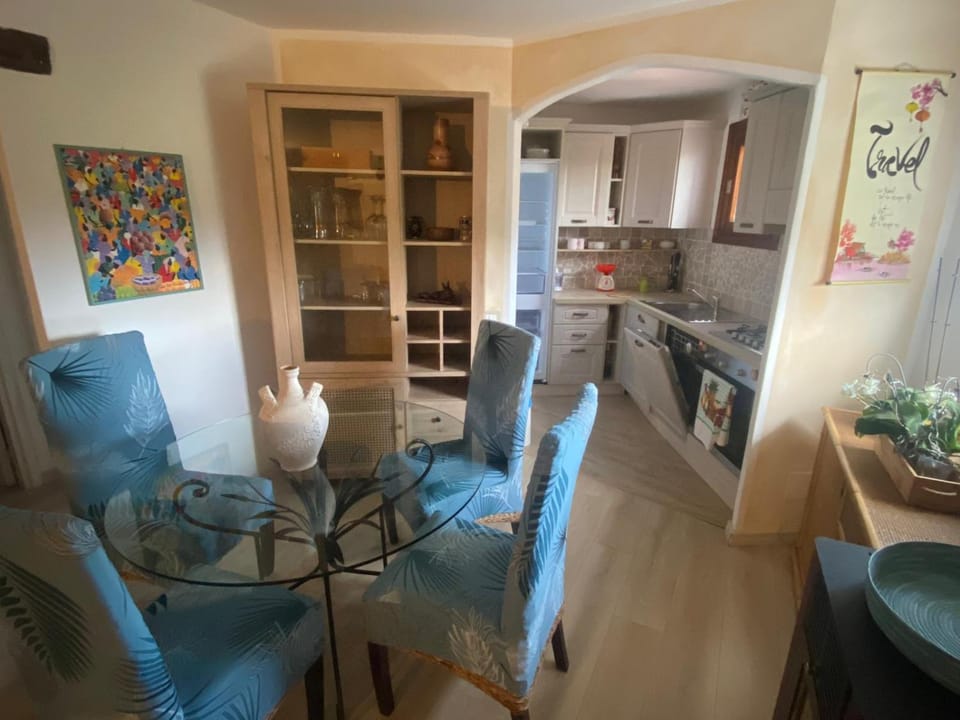 Seating area, Dining area, kitchen