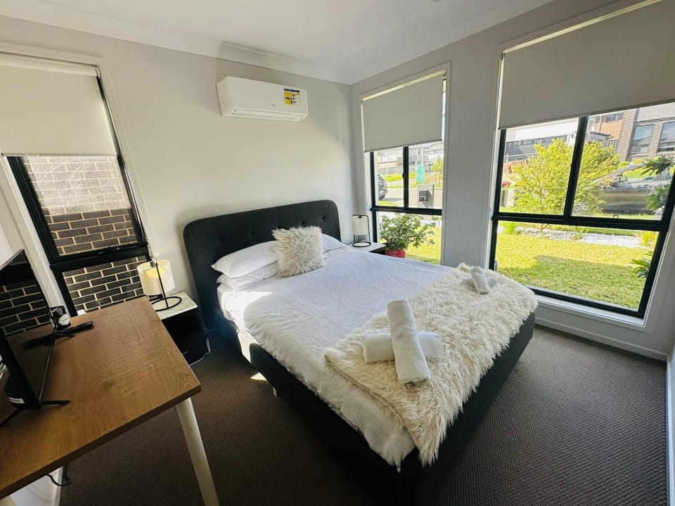 Bed, Living room, Photo of the whole room, Seating area, Bedroom, towels