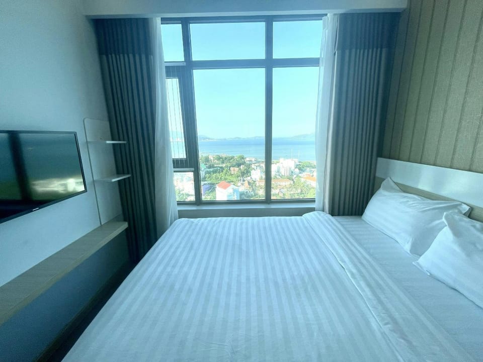 Bed, Natural landscape, TV and multimedia, Photo of the whole room, Bedroom, Sea view